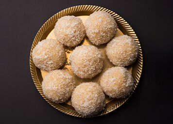 Coconut Laddu (Nariyal ke Laddu)