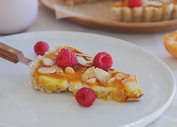 Almond cake with lemon icing